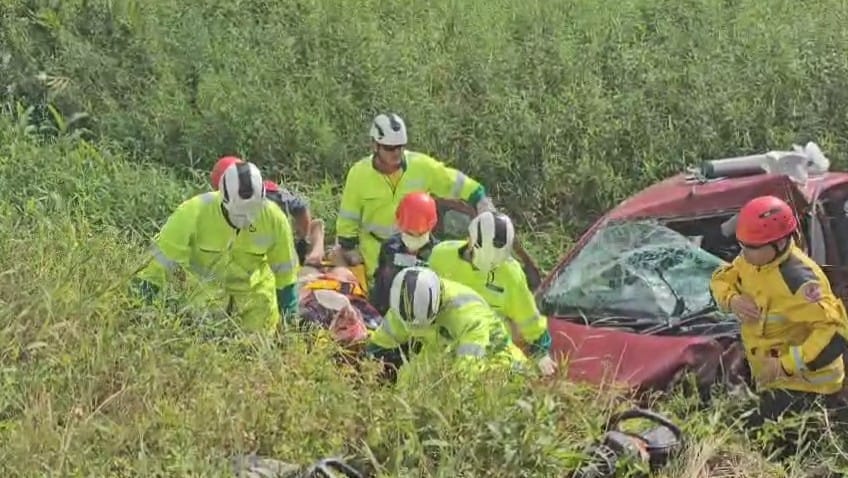 Vídeo: Condutor de carro atingido por veículo roubado em Jaraguá do Sul morre no hospital