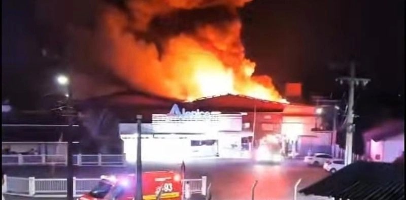 Incêndio de grandes proporções destrói fábrica têxtil em Guaramirim