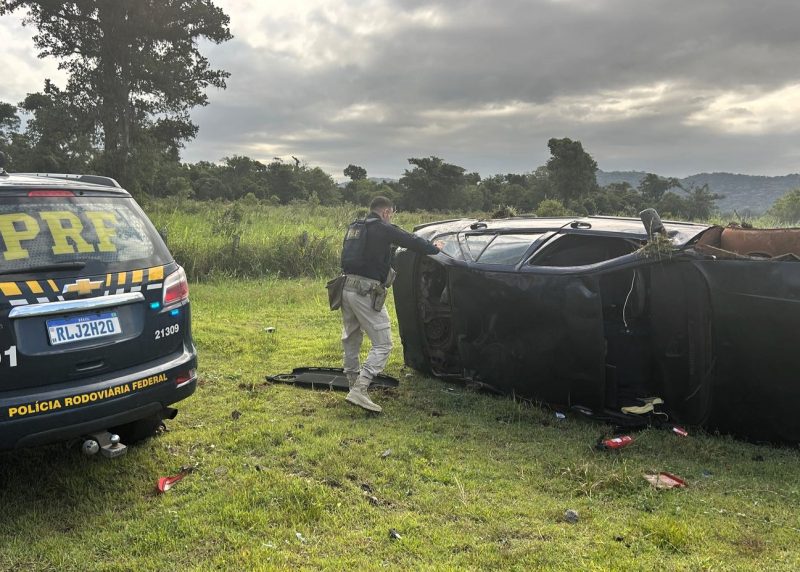 Itajaí: Carro com carga de maconha foge da PRF com manobras perigosas e capota em Itajaí
