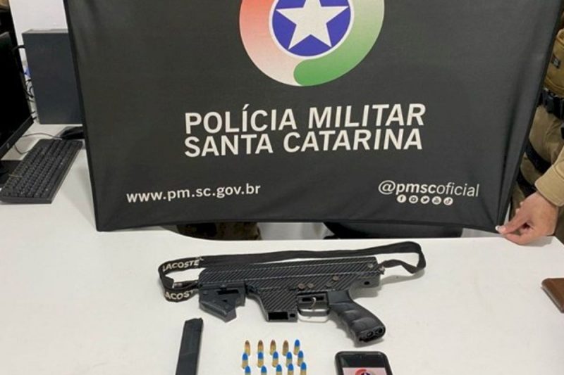 Homem é preso com submetralhadora durante abordagem em SC