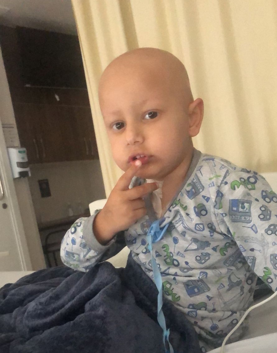A luta do pequeno Rhavy contra o câncer: família de Jaraguá do Sul busca apoio para realização de transplante