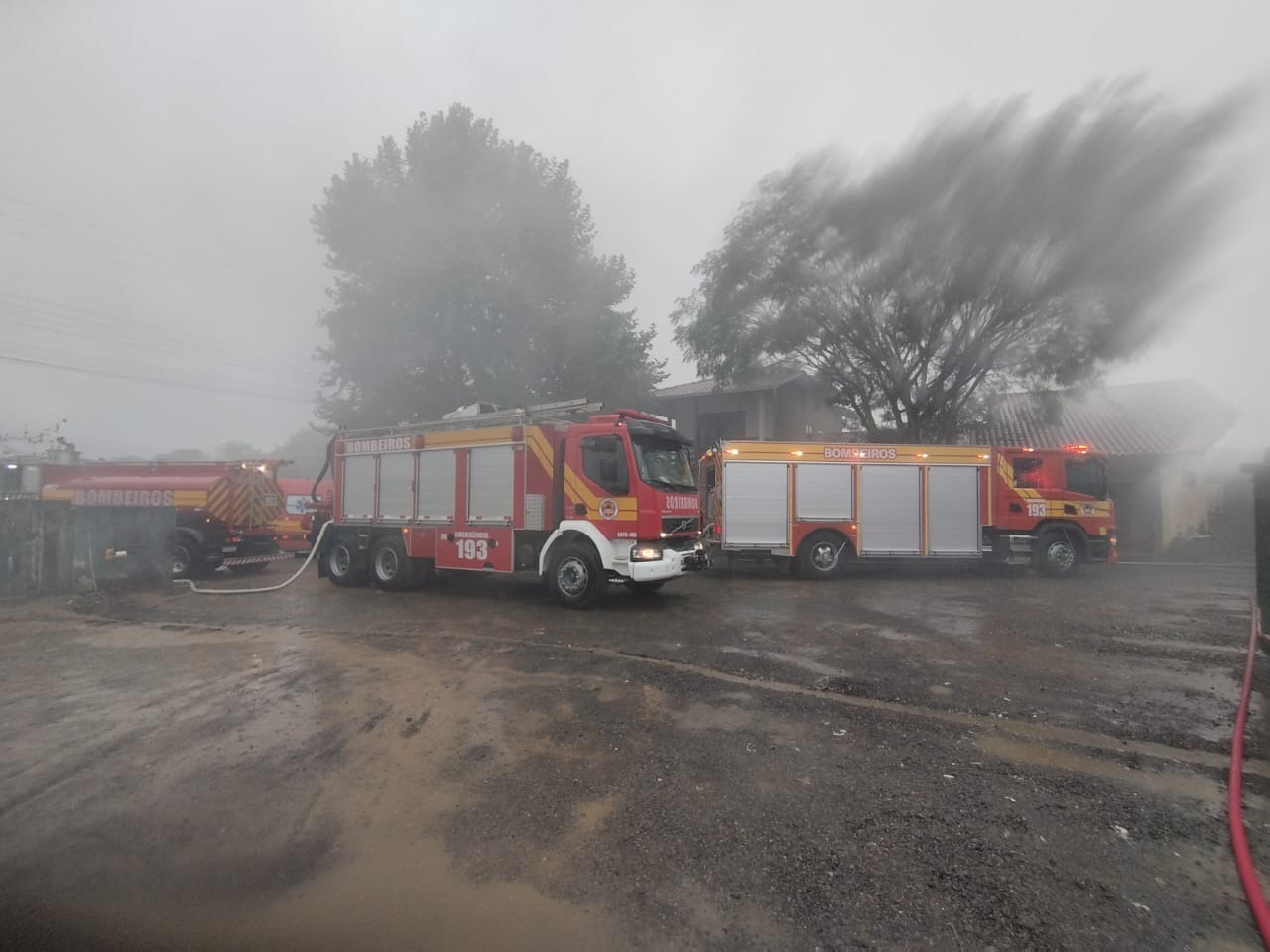 Incêndio atinge barracão com recicláveis e CDR em São Bento do Sul