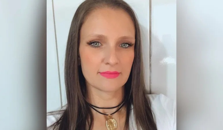 Mulher é morta a facadas pelo ex-marido enquanto saía da igreja com a filha