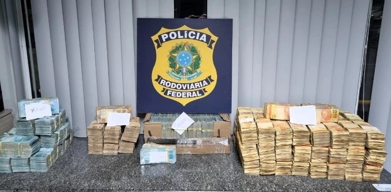 VÍDEO - Motorista é detido com R$ 2 milhões em dinheiro vivo na BR-101, em Araquari