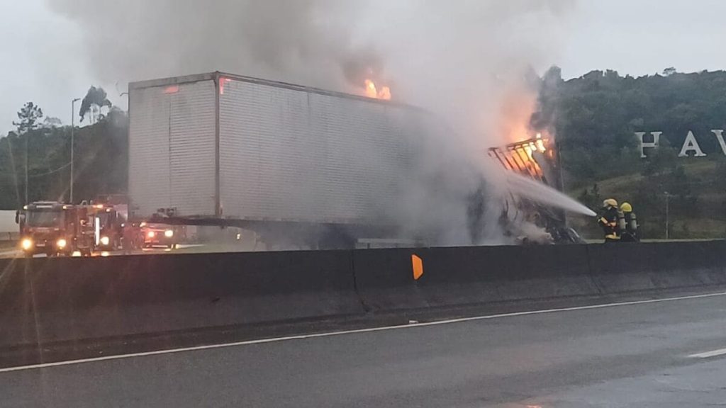 Caminhão pega fogo e bloqueia BR-101 em Joinville