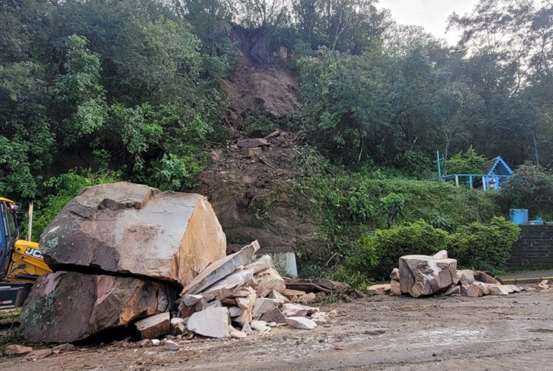 URGENTE: Defesa Civil alerta sobre pedra de grandes proporções na BR-280 Serra de Corupá
