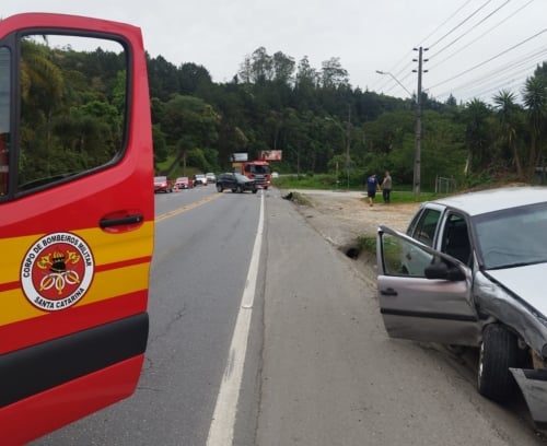 ​Colisão entre dois carros deixa dois feridos próximo a 7 curvas  em São Bento do Sul