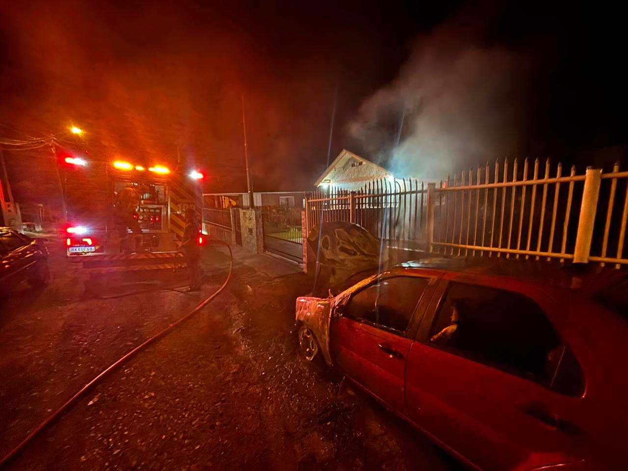 Carro é atingido por incêndio durante a madrugada em São Bento do Sul