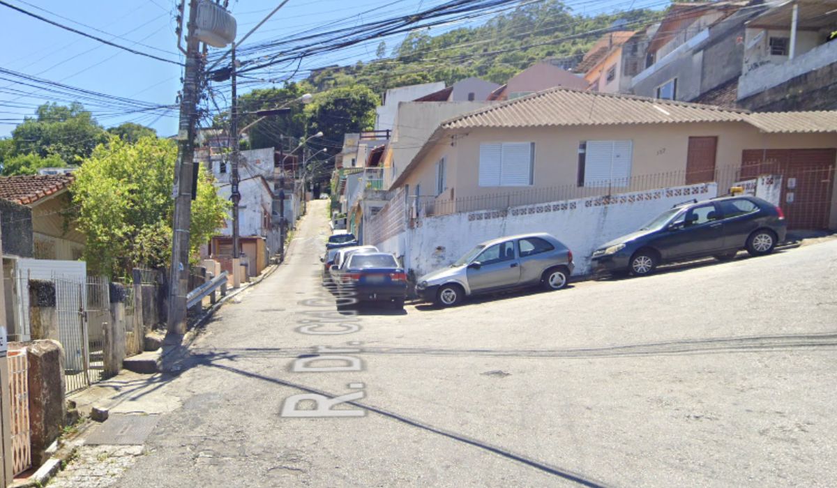 Feto é encontrado dentro de saco de lixo no Centro de Florianópolis