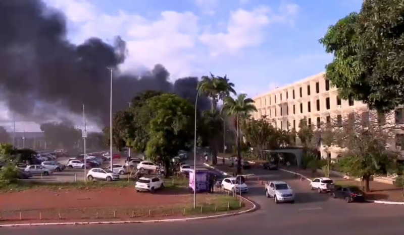 VÍDEO: Ministério da Educação é evacuado após incêndio na central de ar condicionado