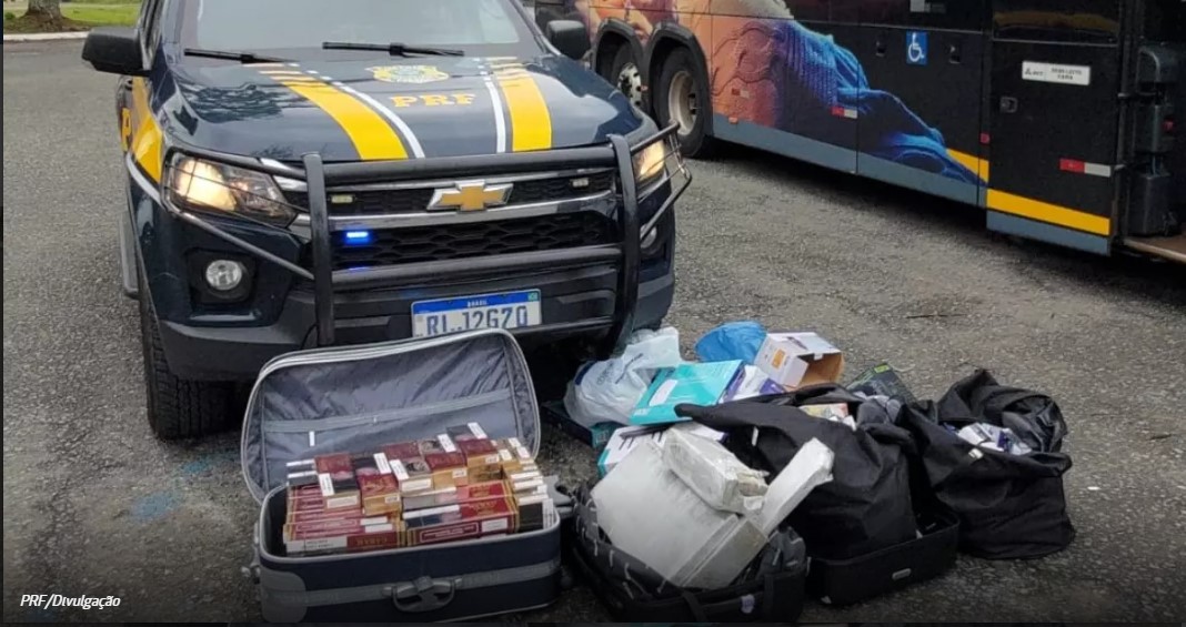 Fiscalização em ônibus vindo do Paraguai apreende drogas e mercadorias ilegais em Joinville