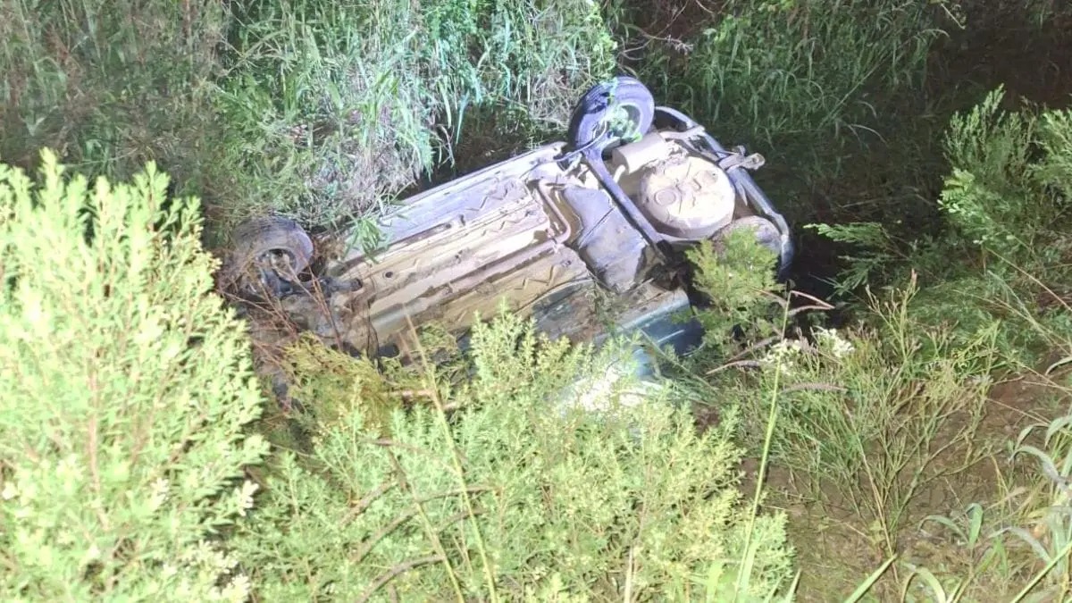 Motorista sem carteira bebeu, capotou e passageiro morre na Rodovia SC-477