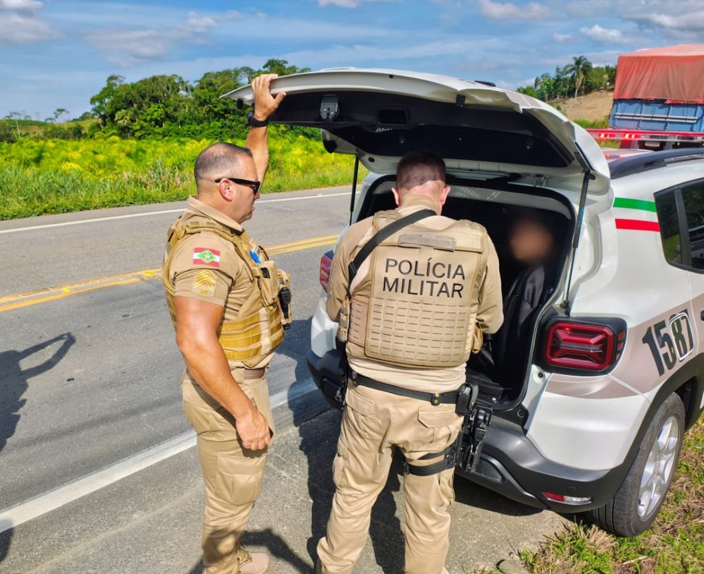 Atualizando - Com sete veículos recuperados, PM prende dois criminosos envolvidos em assalto em Jaraguá do Sul