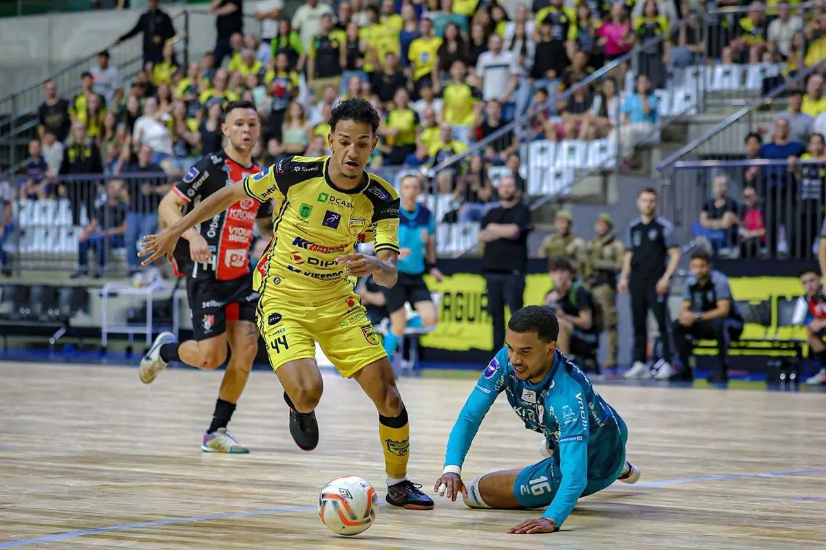 Jaraguá goleia Joinville no primeiro jogo da final da Talentos LNF