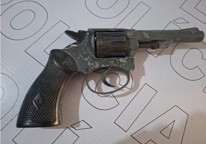 Briga entre pai e filha termina com polícia na casa e arma apreendida em Mafra
