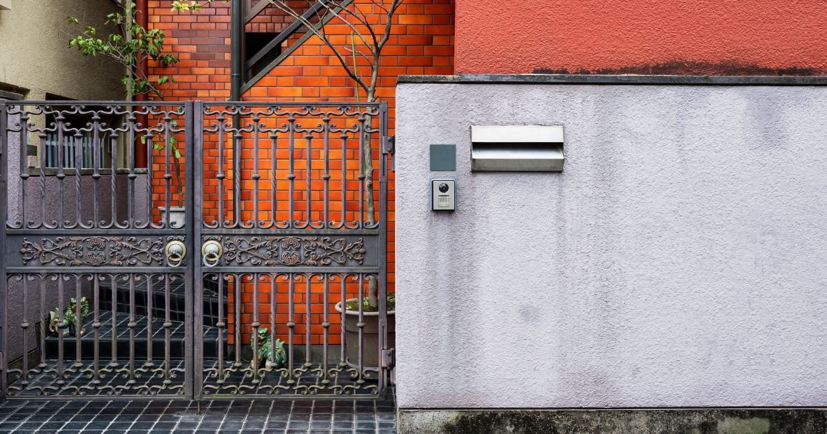 Suspeitos pulam muro, quebram vidro de carro e atacam morador com facão