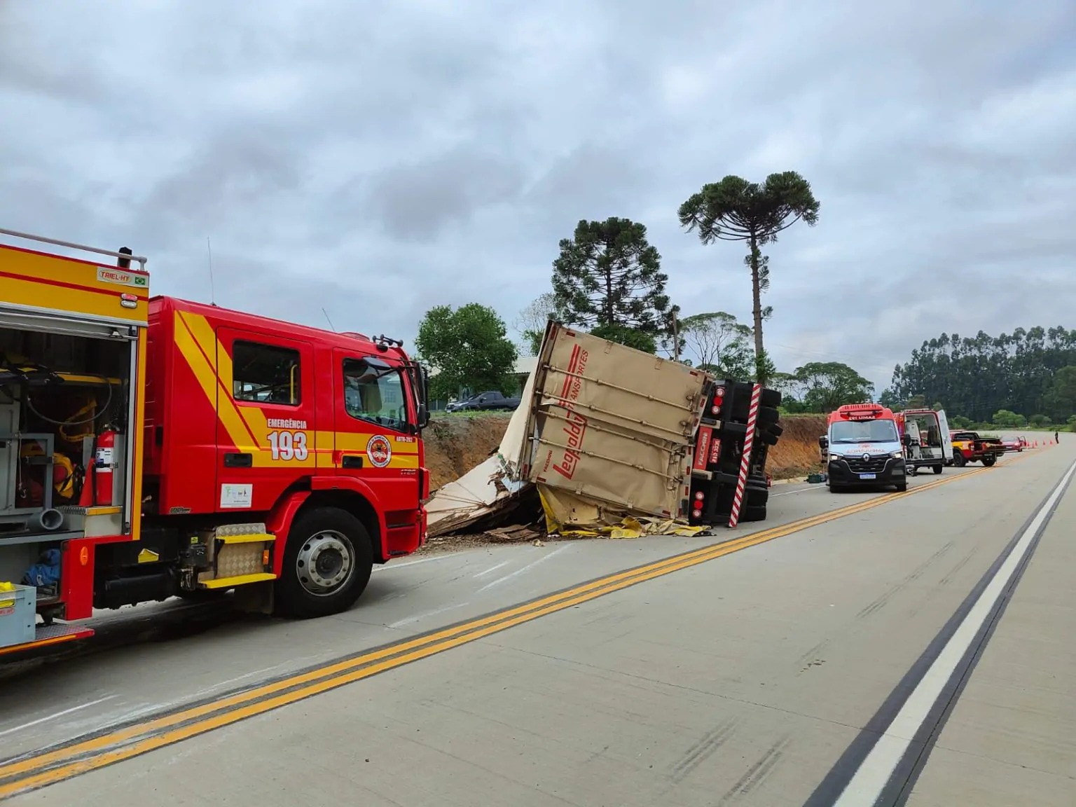 Caminhão tomba e motorista fica preso nas ferragens e é levado ao UPA nem Canoinhas