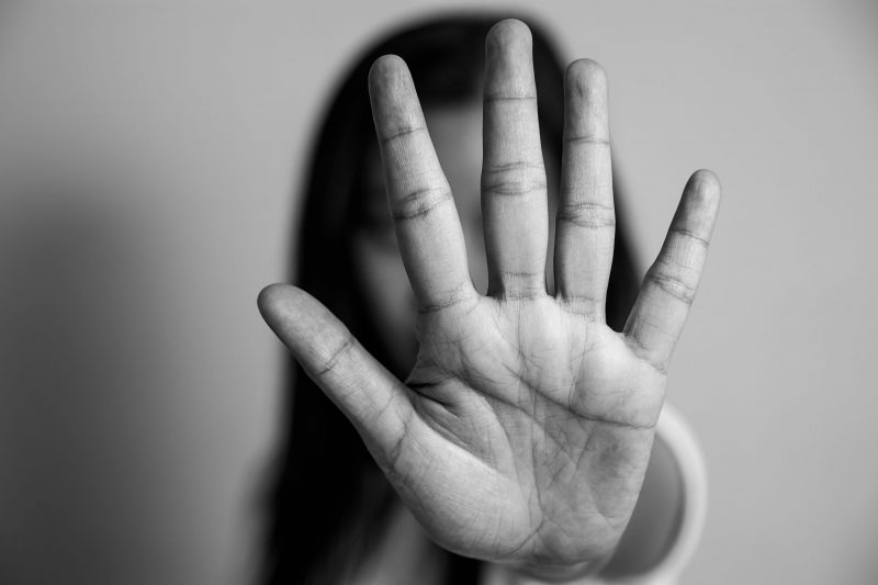 Mulher denuncia abuso sexual após agressão em boate
