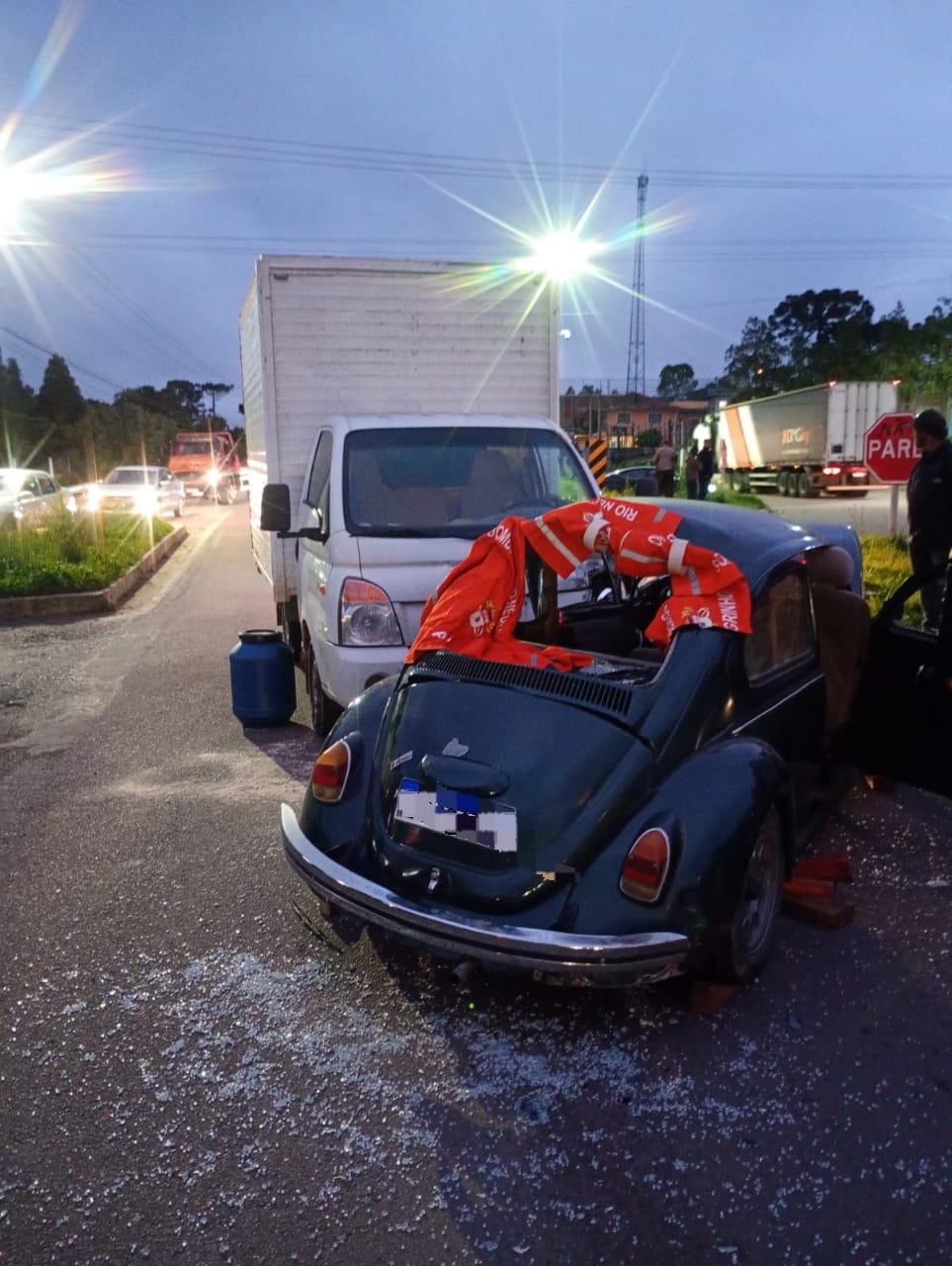 Motorista fica gravemente ferido em colisão entre carro e caminhão na BR-280 em Rio Negrinho