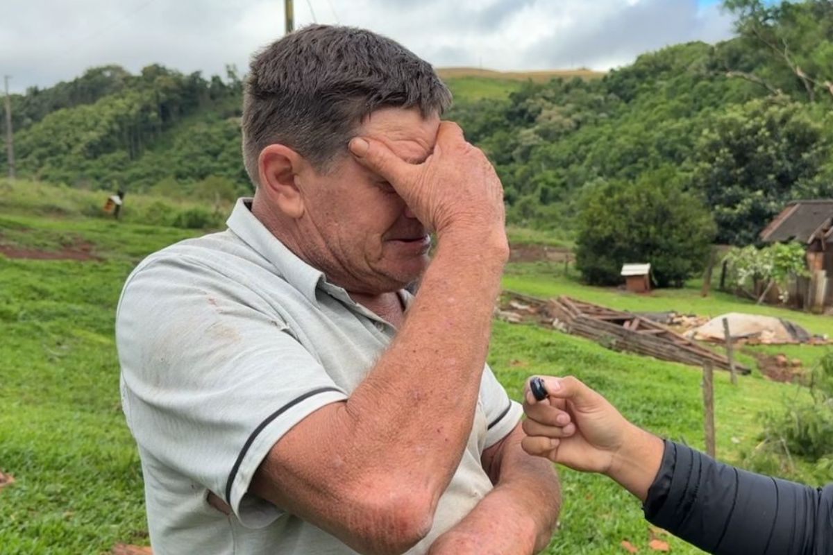 ‘Perdi tudo de novo’: morador chora em entrevista após tornado destruir comunidade em SC