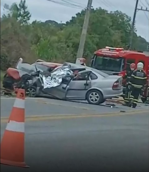 VÍDEO – Homem morre e outro fica ferido em acidente entre três veículos, em Jaraguá do Sul