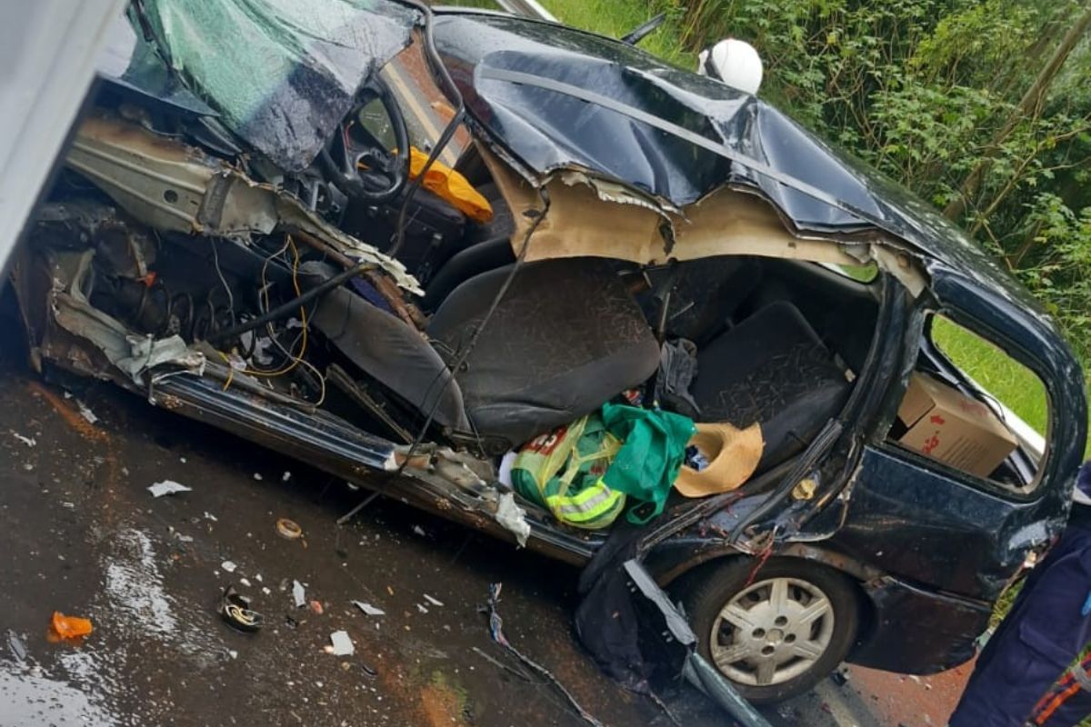 Motorista é ejetado de carro e morre após colisão com dois caminhões em Contorno Viário de Chapecó