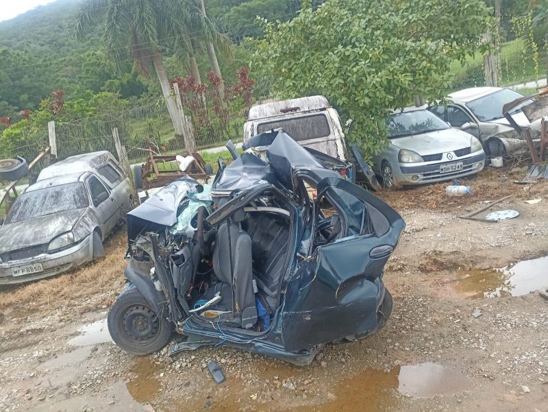 Lutador de SC sobrevive após ter carro esmagado, entrar em coma e busca ajuda para tratamento