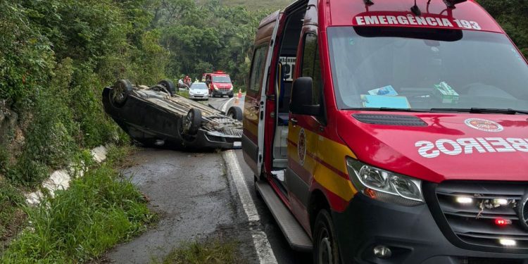 Carro com duas pessoas capota na Serra de Corupá e São Bento do Sul