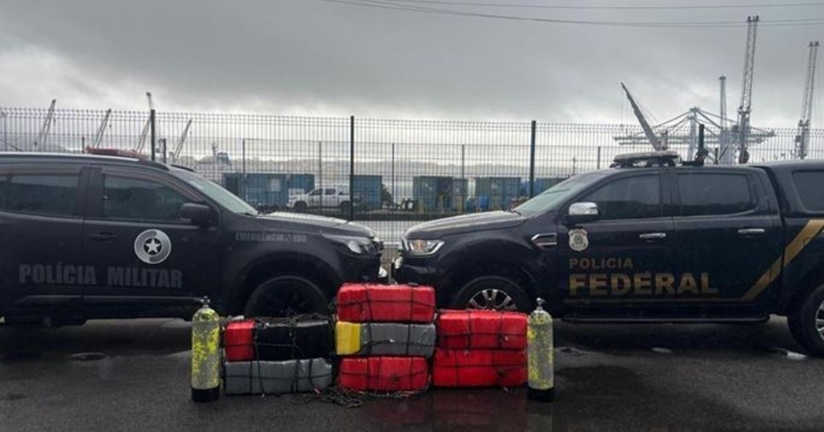 Mergulhadores localizam grande quantidade de cocaína em navio atracado em porto de SC