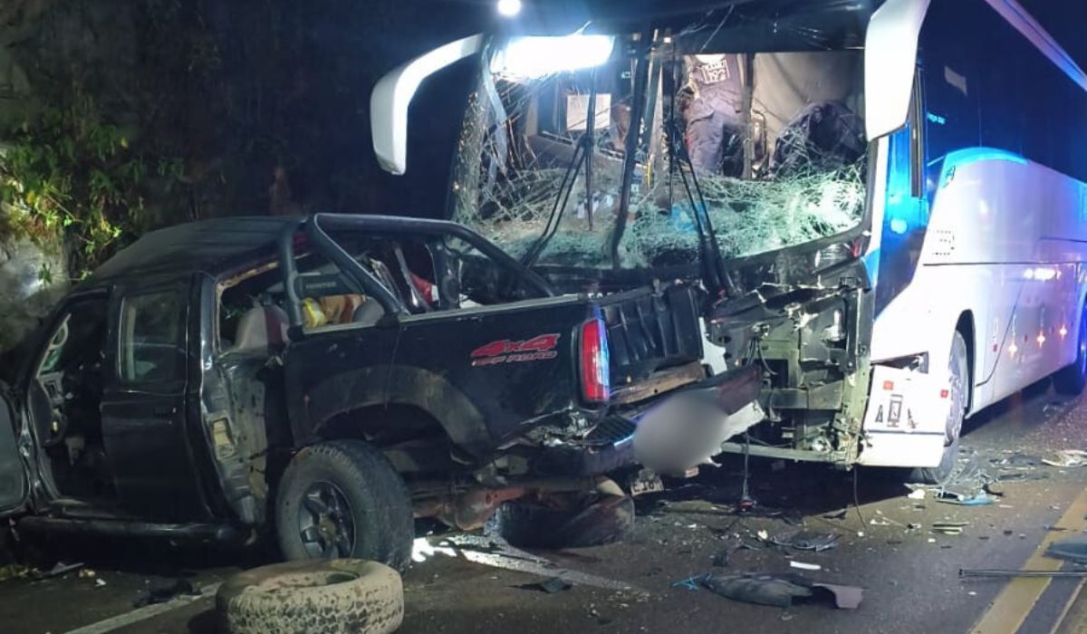 Acidente entre ônibus e caminhonete deixa dois mortos e dez feridos na BR-470 em SC