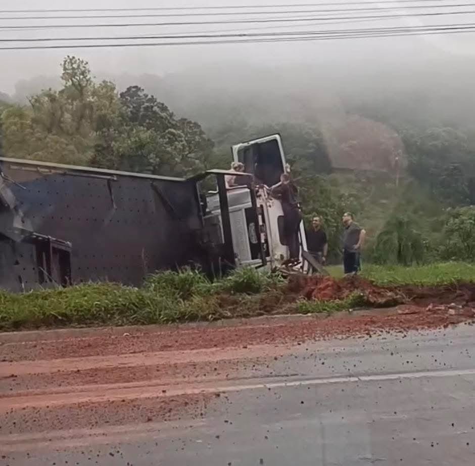 Manhã de Chuva e Pista Escorregadia Provocam Sequência de Acidentes na Serra de Corupá