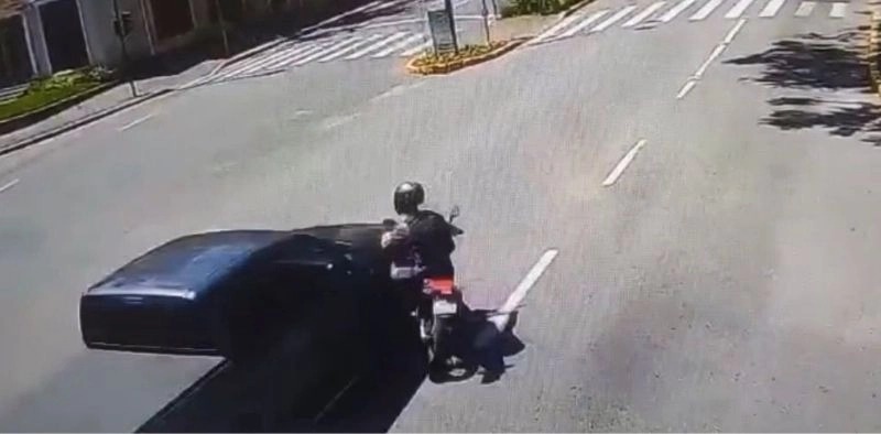 Cenas fortes - Câmera de segurança registra acidente entre moto e carro em avenida movimentada de Joinville