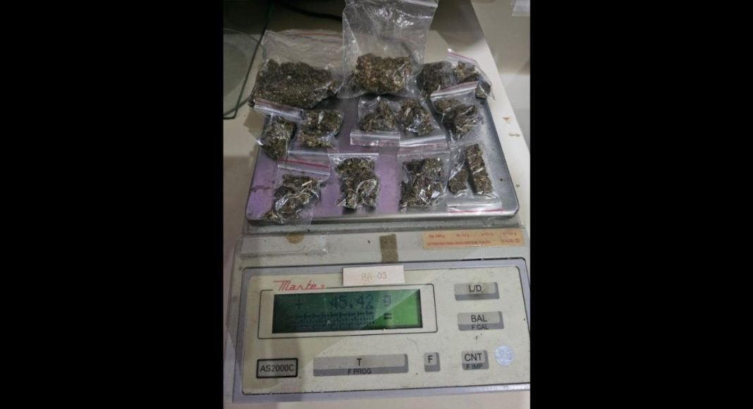 Jovens fogem de barreira policial, mas são presos por tráfico de drogas em Joinville