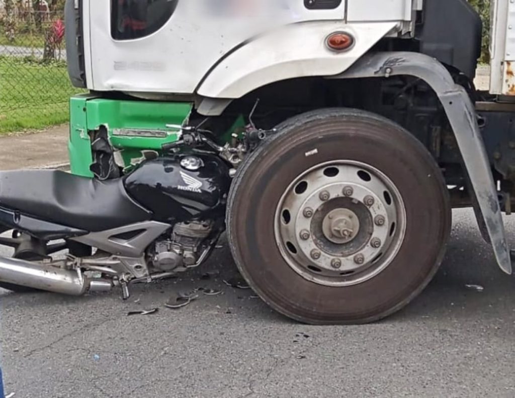 Moto fica presa no rodado de caminhão em colisão e motociclista fica ferido em Jaraguá do Sul
