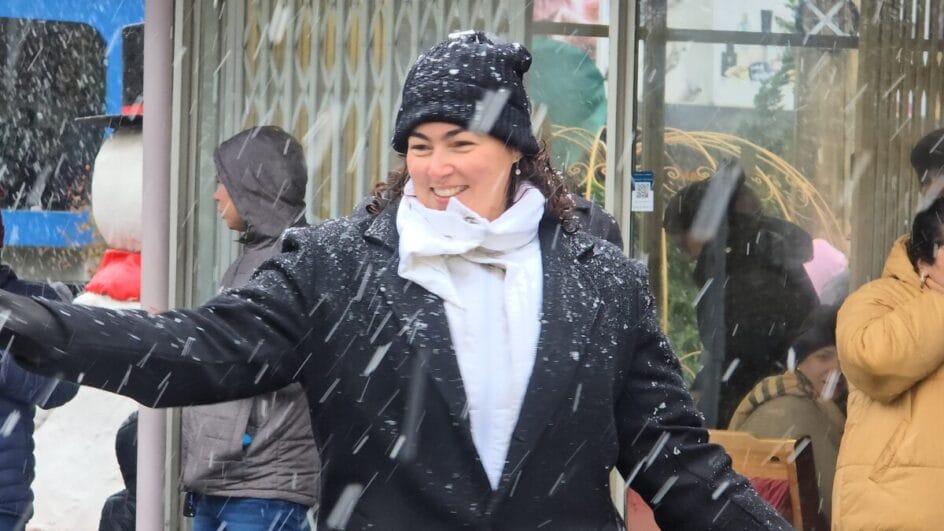 Vídeo: Neve encanta turistas e pode seguir até domingo em SC