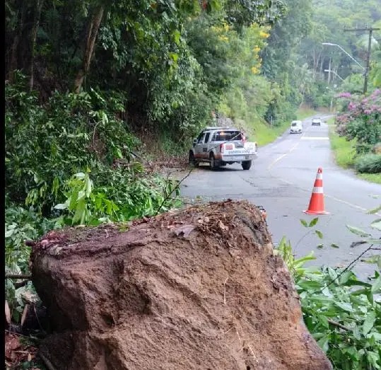 Queda de rocha deixa trânsito em meia pista no Rio Molha, em Jaraguá do Sul