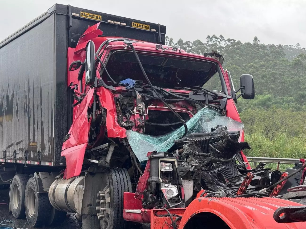 VÍDEO: Grave acidente na BR-101 em SC bloqueia pista e causa fila quilométrica