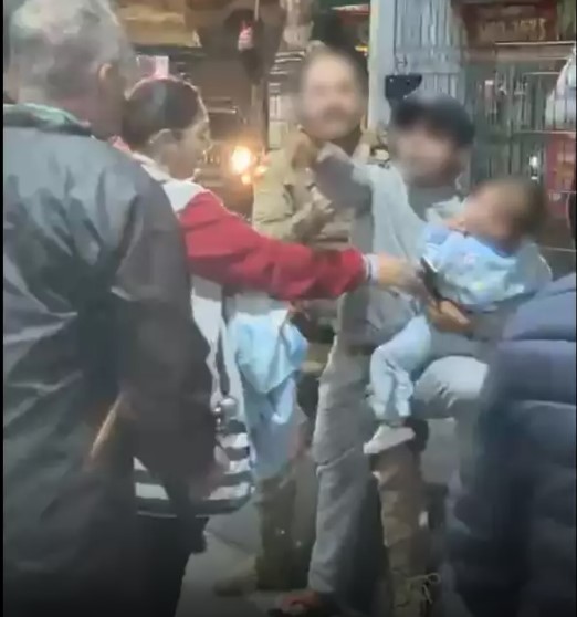VÍDEO – Homem com criança no colo resiste à abordagem policial no Terminal Central de Joinville