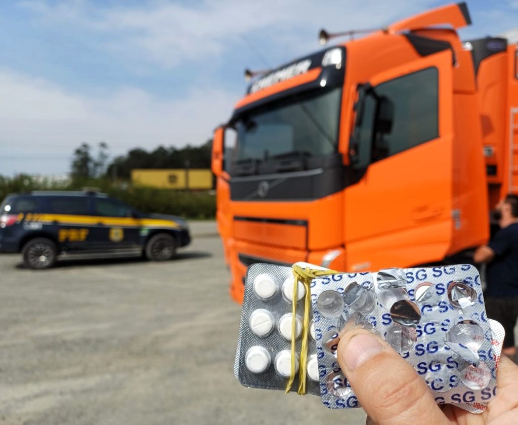 Motorista de caminhão dormindo estacionado na BR-101 é flagrado com rebites