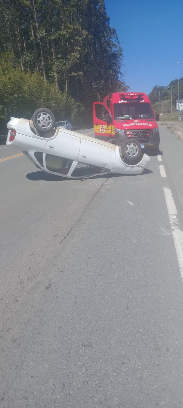 Capotamento deixa uma mulher ferida na SC-418, em São Bento do Sul