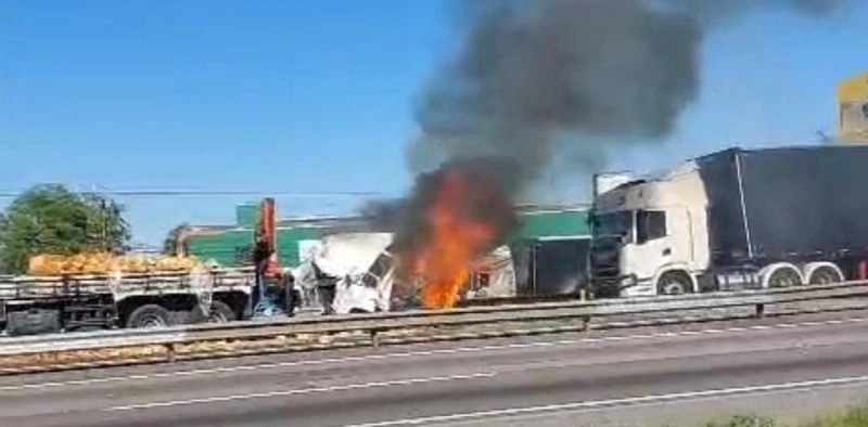 Grave acidente deixa três mortos e veículos irreconhecíveis