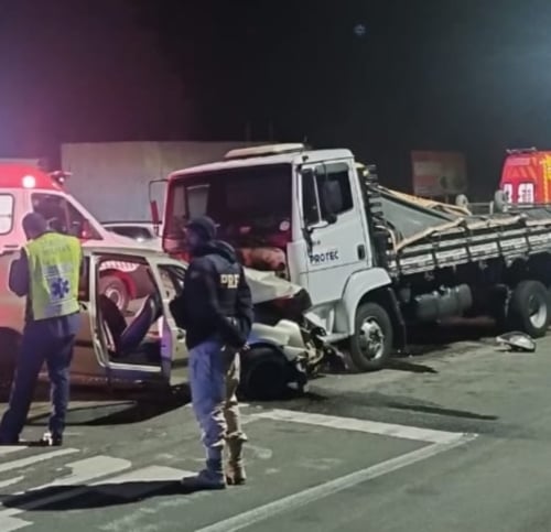 Condutora fica ferida em colisão entre carro e caminhão na BR-280