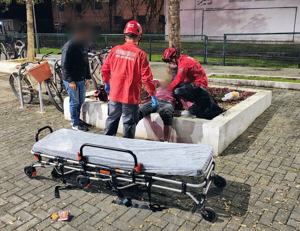 Moradores de rua se agridem com barras de ferro em Jaraguá do Sul