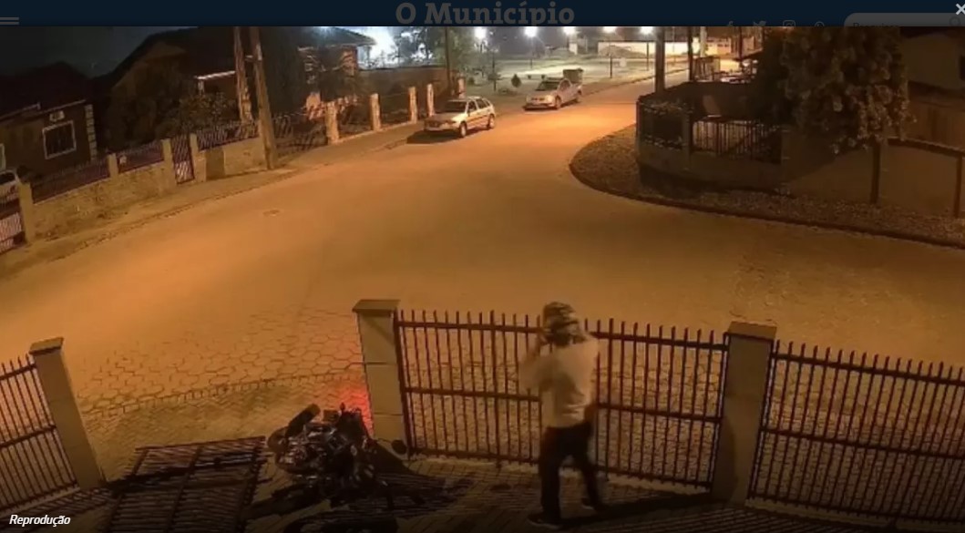 VÍDEO – Câmera flagra motociclista colidindo contra portão de casa em Joinville e fugindo do local