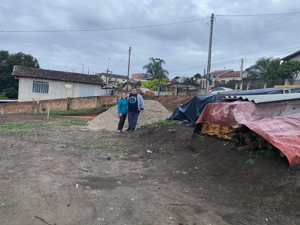 Rio Negrinho: casal que perdeu filha e casa em incêndio, no Campo Lençol, pede ajuda para iniciar obras de nova residência;